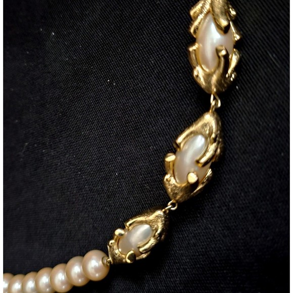 TRIFARI STATEMENT Faux Pearl Necklace Gold Tone Twist 30" VTG Revival EUC! - Picture 8 of 12